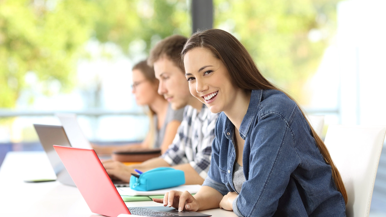 Studenten mit einem Laptop in der Universität 