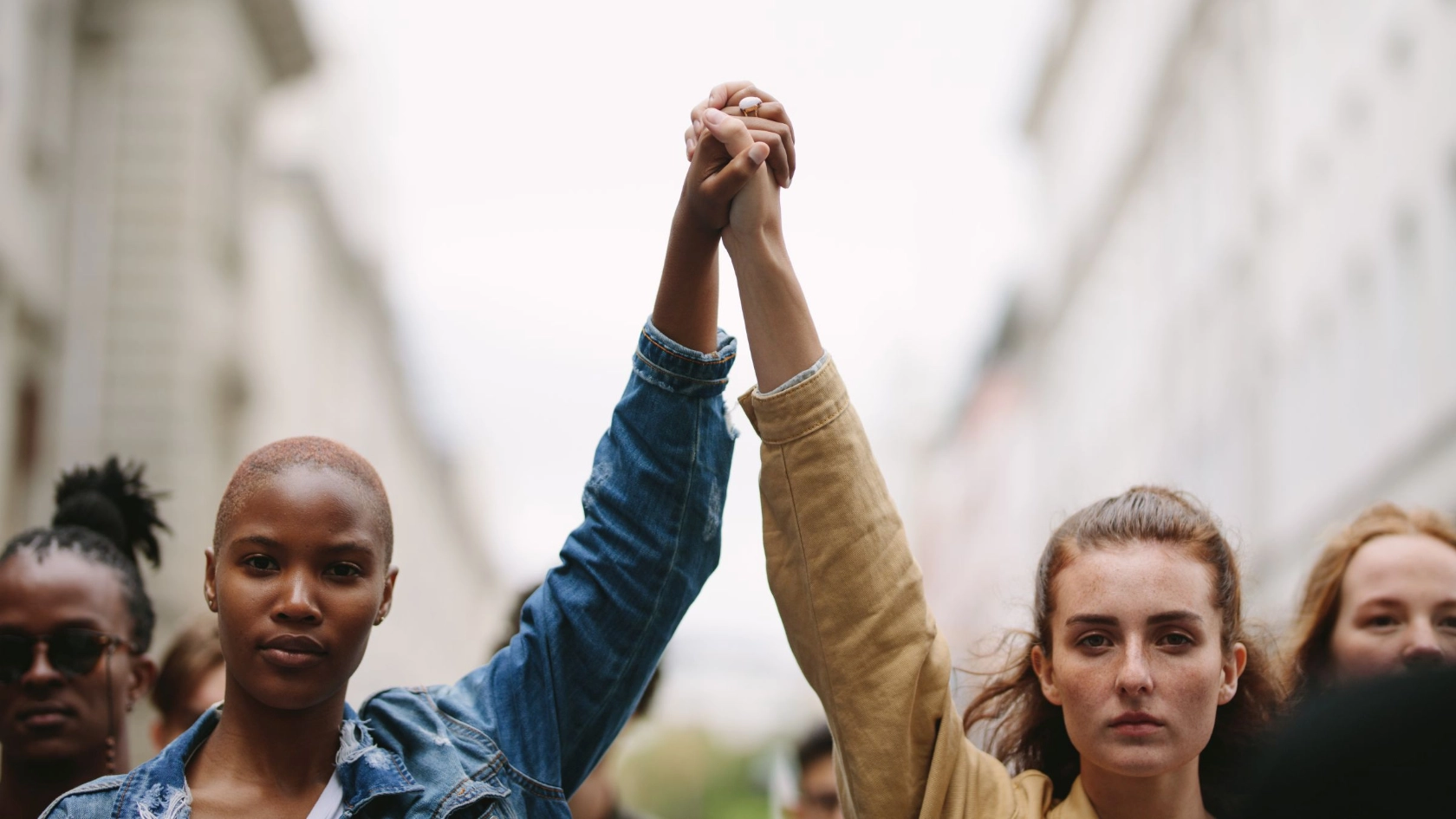 Protestierende Frauen mit haltenden Händen