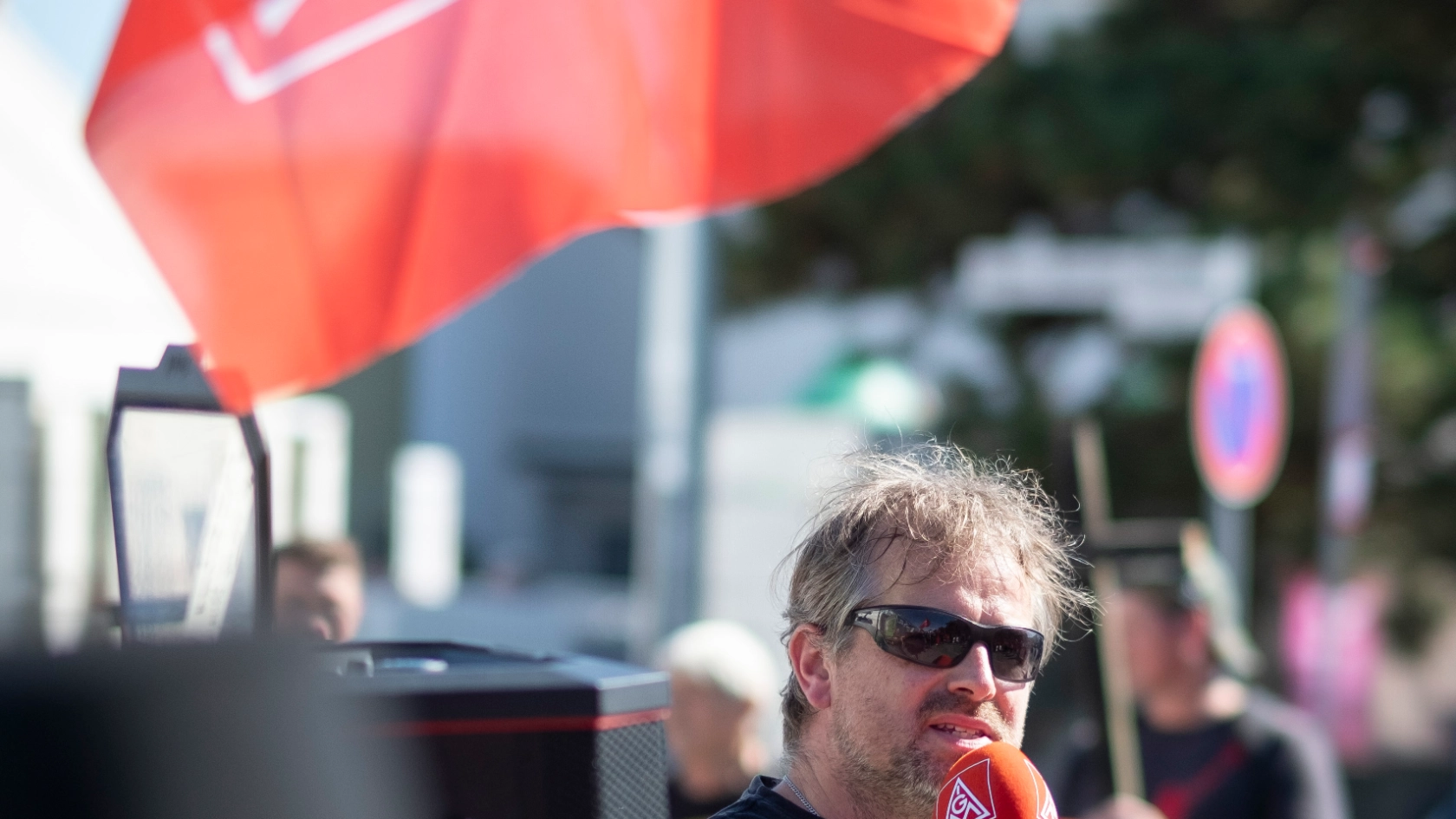 IG Metall Aktion KUBOTA Mitarbeiter , vor der Ausbildungsmesse, Rodgau,  19.09.25, Foto: Tim Wegner