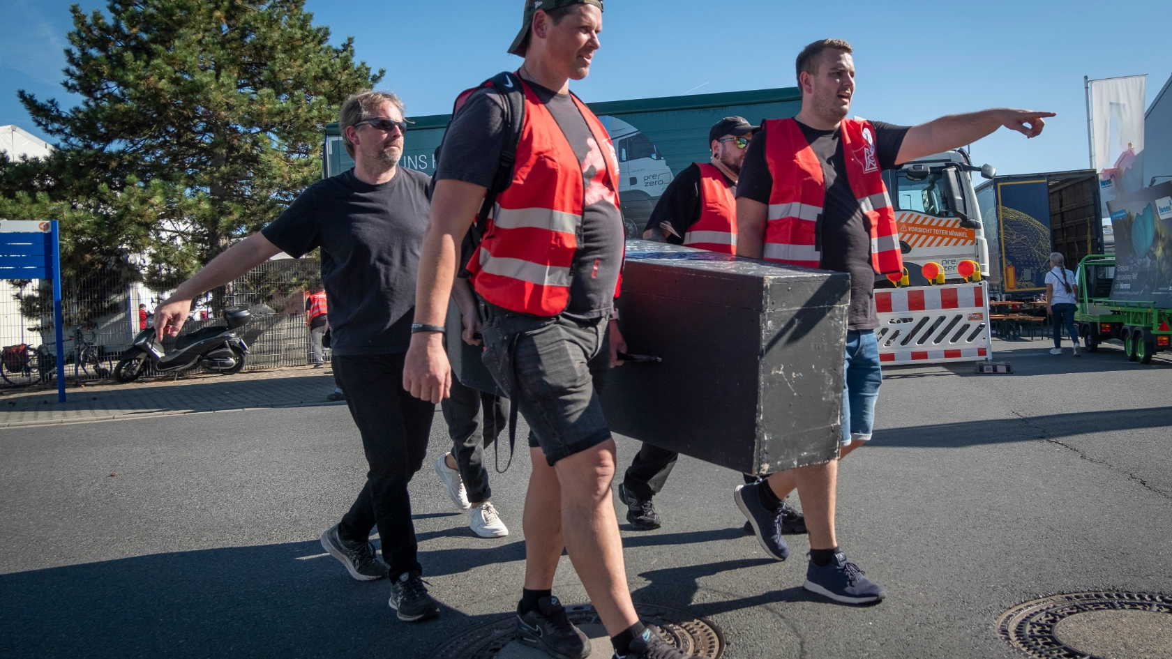 IG Metall Aktion KUBOTA Mitarbeiter , vor der Ausbildungsmesse, Rodgau,  19.09.25, Foto: Tim Wegner