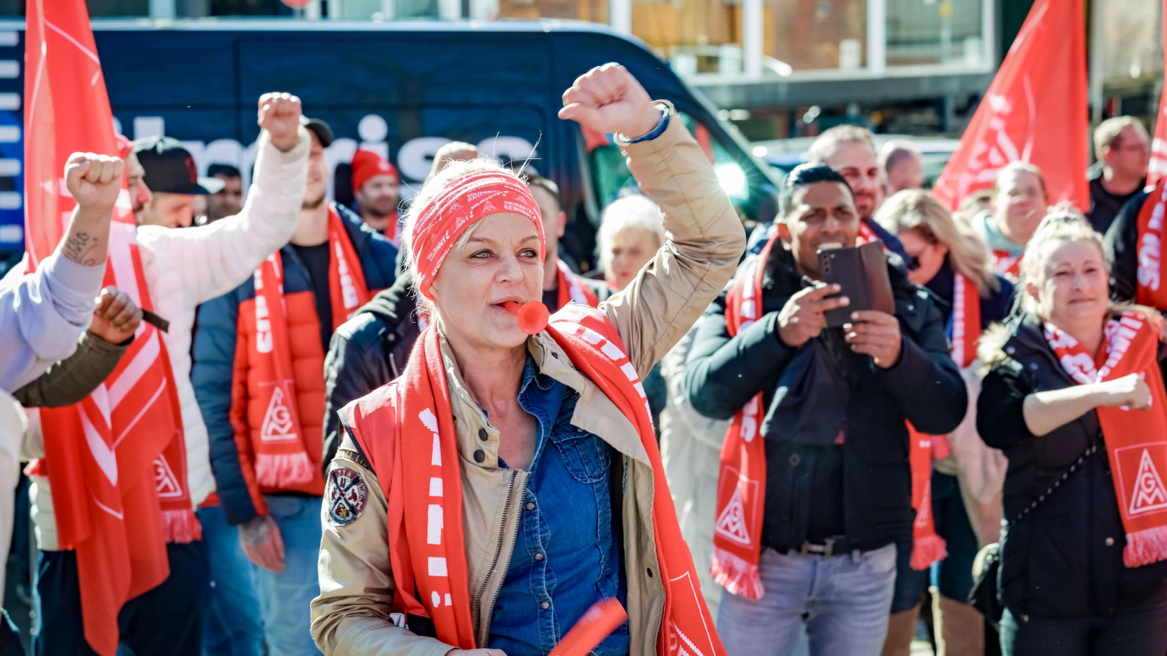 Eine Frau beim Warnstreik bei Kenvue in Wuppertal in der Tarifrunde der Textil- und Bekleidungsindustrie West