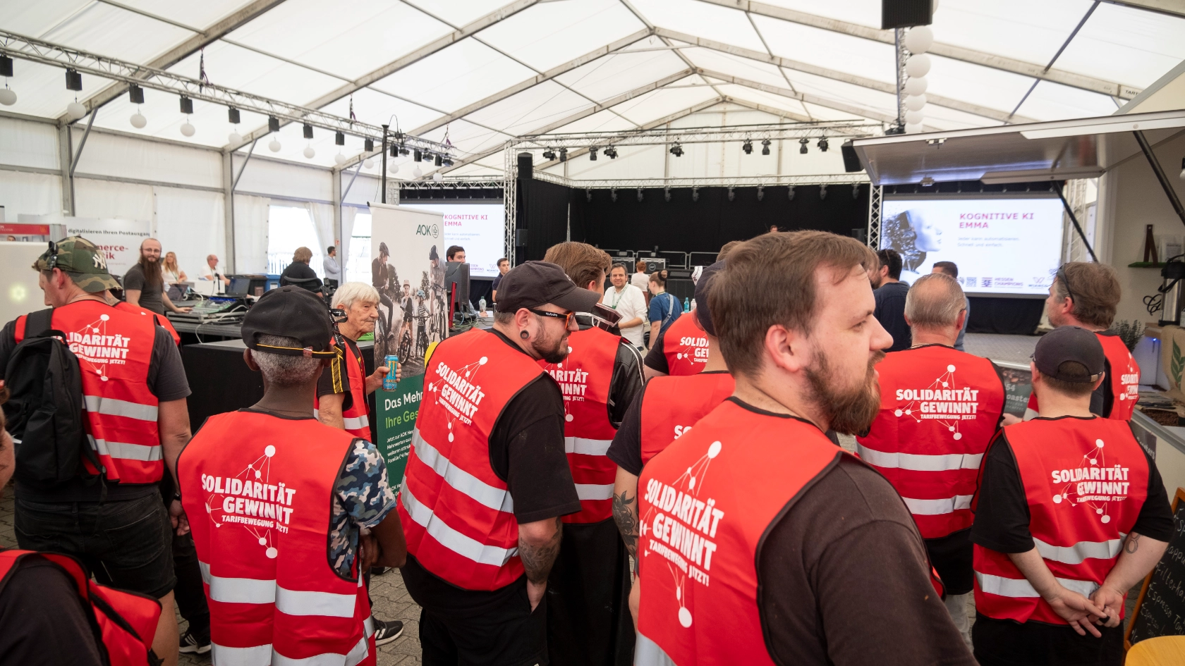 IG Metall Aktion KUBOTA Mitarbeiter , vor der Ausbildungsmesse, Rodgau,  19.09.25, Foto: Tim Wegner