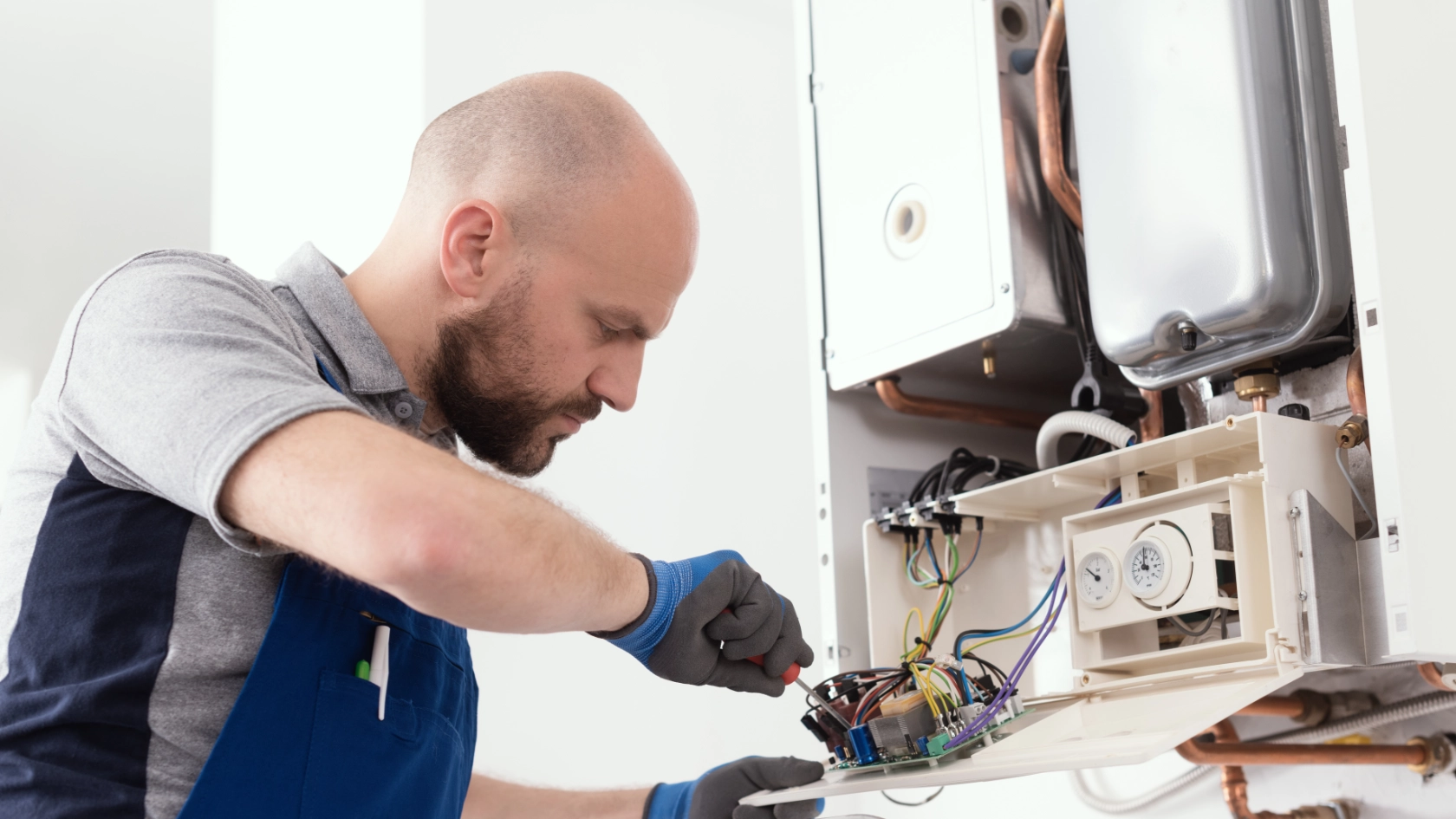 Anlagenmechaniker wartet einen Heizungskessel