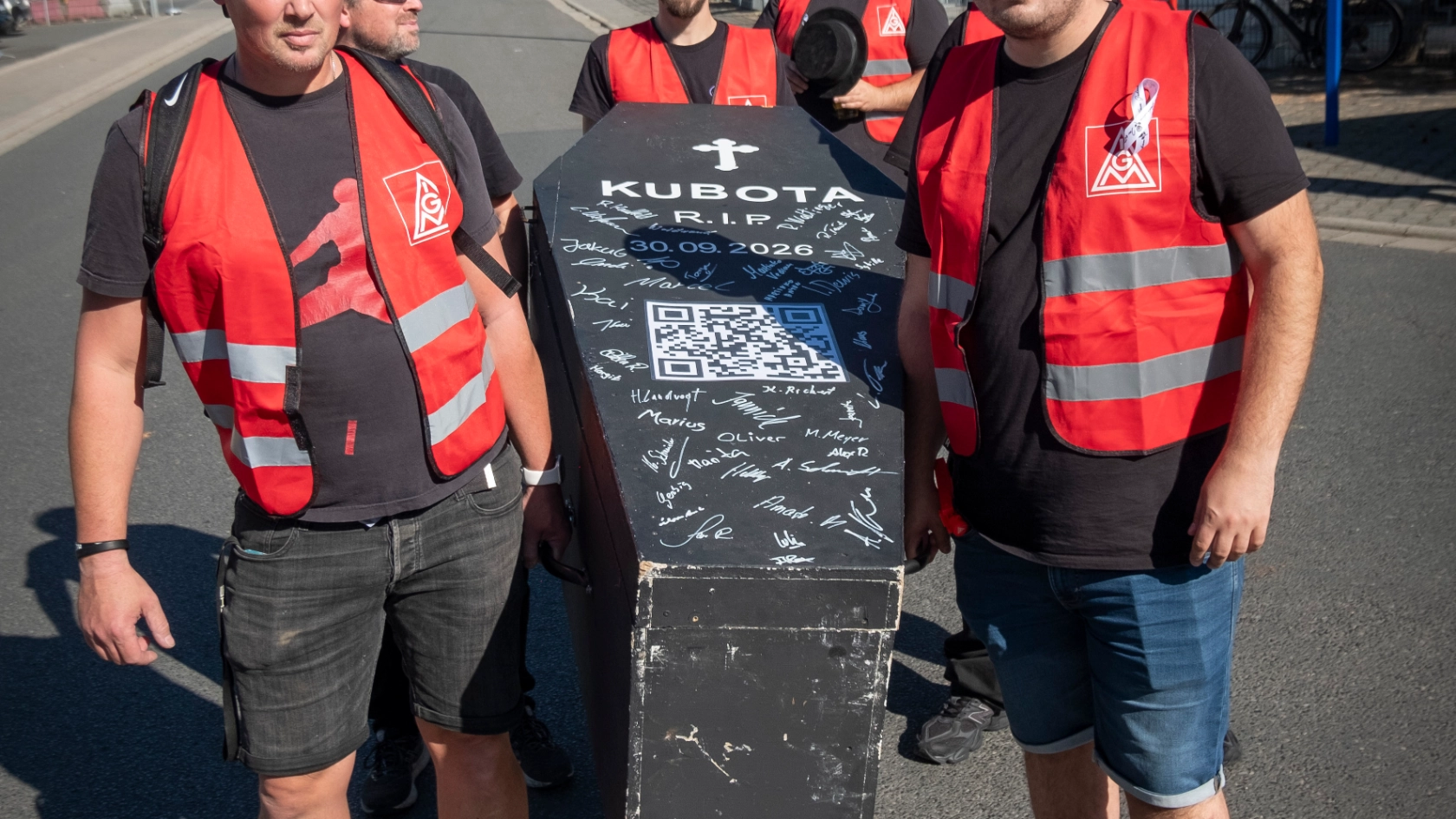 IG Metall Aktion KUBOTA Mitarbeiter , vor der Ausbildungsmesse, Rodgau,  19.09.25, Foto: Tim Wegner