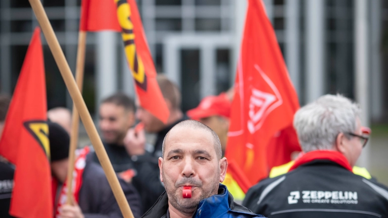 Warnstreik Zeppelin Systems GmbH, Roedermark, 31.10.24, Foto: Tim Wegner