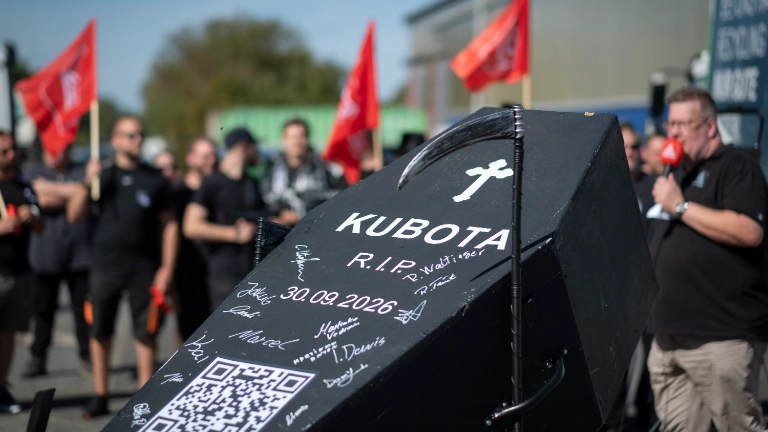 IG Metall Aktion KUBOTA Mitarbeiter , vor der Ausbildungsmesse, Rodgau,  19.09.25, Foto: Tim Wegner