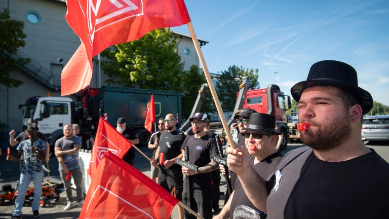 IG Metall Aktion KUBOTA Mitarbeiter , vor der Ausbildungsmesse, Rodgau,  19.09.25, Foto: Tim Wegner