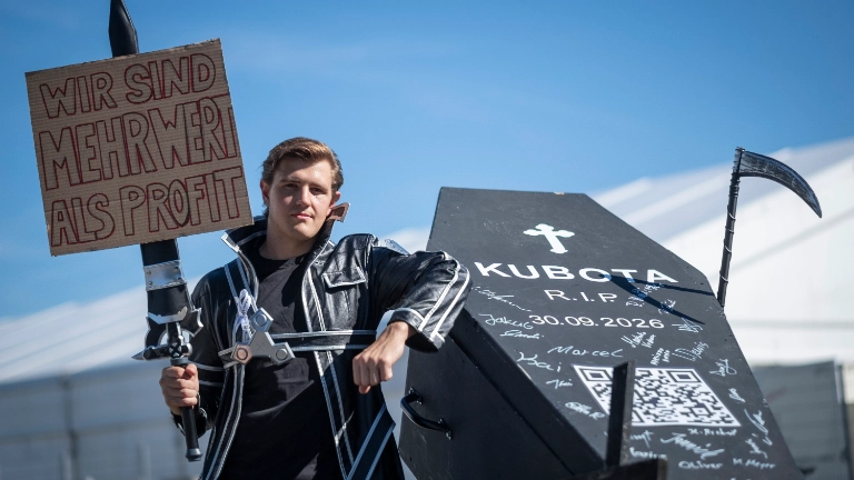 IG Metall Aktion KUBOTA Mitarbeiter , vor der Ausbildungsmesse, Rodgau,  19.09.25, Foto: Tim Wegner