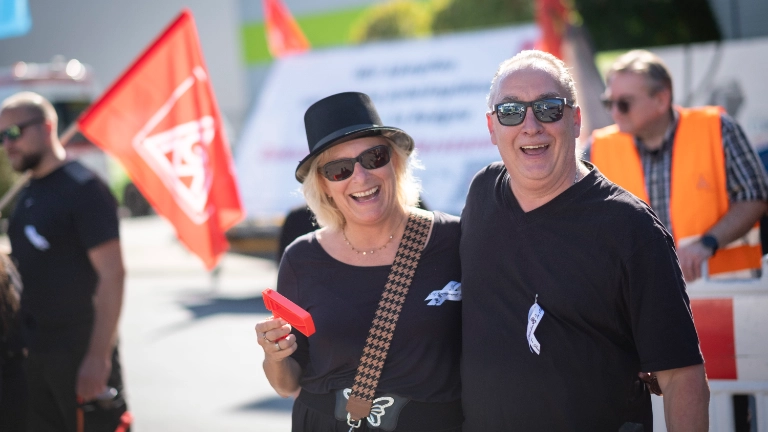 IG Metall Aktion KUBOTA Mitarbeiter , vor der Ausbildungsmesse, Rodgau,  19.09.25, Foto: Tim Wegner