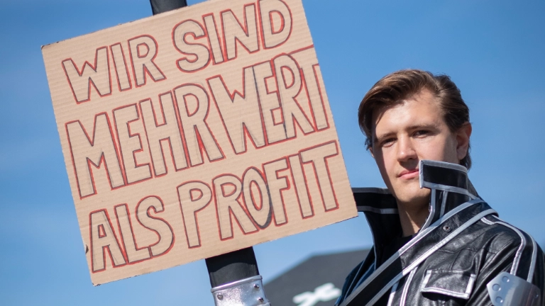 IG Metall Aktion KUBOTA Mitarbeiter , vor der Ausbildungsmesse, Rodgau,  19.09.25, Foto: Tim Wegner