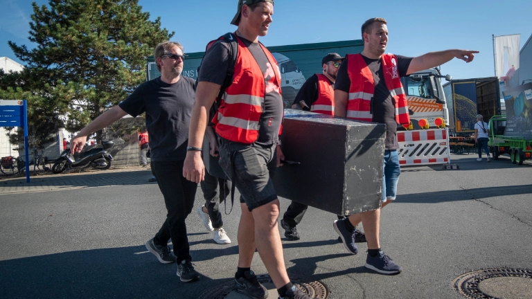 IG Metall Aktion KUBOTA Mitarbeiter , vor der Ausbildungsmesse, Rodgau,  19.09.25, Foto: Tim Wegner