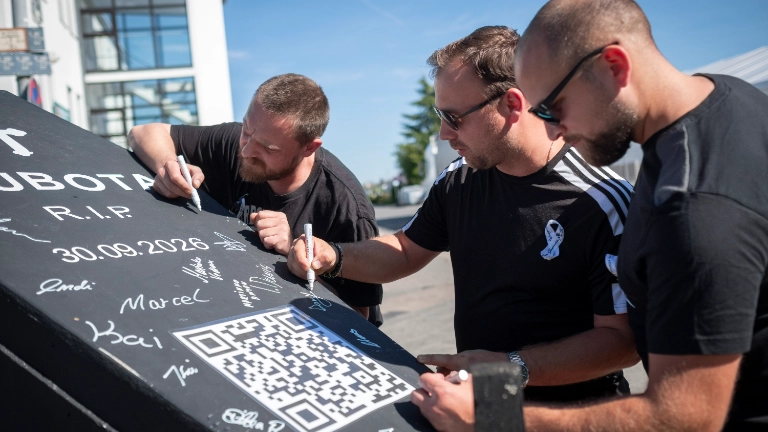 IG Metall Aktion KUBOTA Mitarbeiter , vor der Ausbildungsmesse, Rodgau,  19.09.25, Foto: Tim Wegner